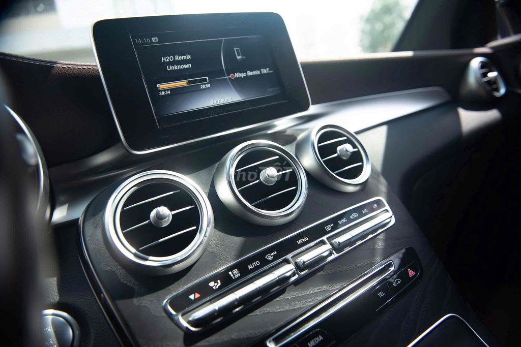 Mercedes GLC300 2018 1 chủ Trắng // Nâu. Mua bán Ô tô tại Quận 7 Tp Hồ Chí Minh được đăng bởi Nguyễn Lê Trung hình 12