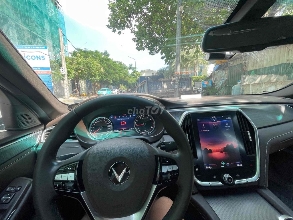 Автоматический номер VinFast Lux A2.0 с турбонаддувом, белый