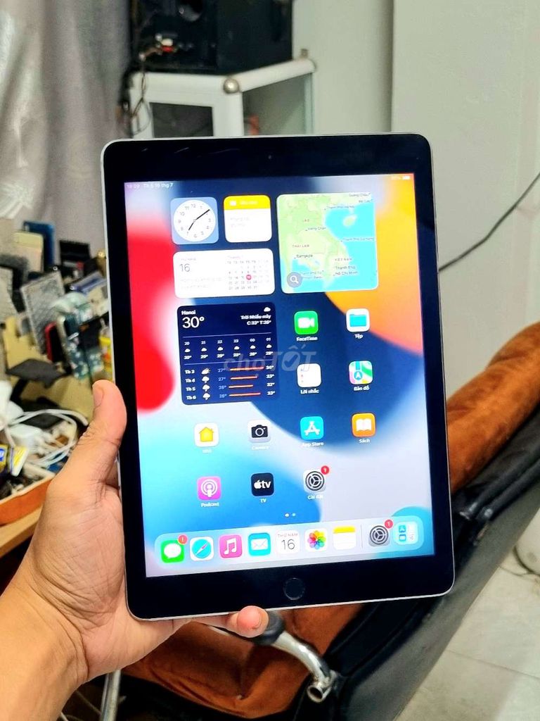 iPad Air 2 10 inch Bạc chạy tốt mọi ứng dụng. Mua bán Máy tính bảng tại Quận Hải Châu Đà Nẵng được đăng bởi Lộc Roy hình 1