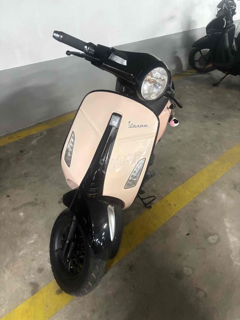 Электрический скутер Vespa, пастельно-розовый, черный