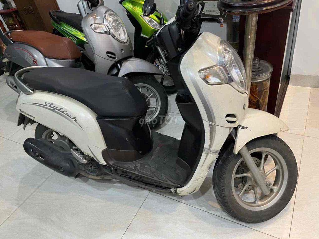 Стильная белая Honda Scoopy