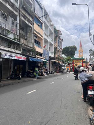 Nguyên Căn MT 557 Trần Hưng Đạo. Dt : 4 x 20m. 4 tầng