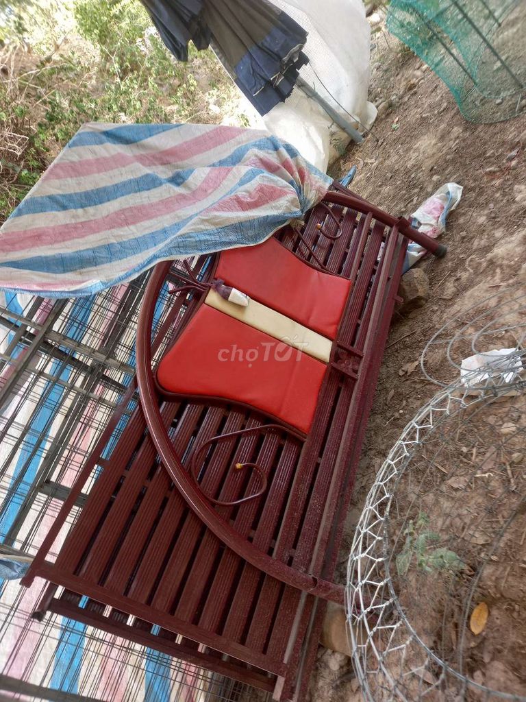 Giường sắt 1m6 x 2m Nâu đỏ còn dùng tốt. Mua bán Giường, chăn ga gối nệm tại Thành phố Nha Trang Khánh Hòa được đăng bởi Ngochohuynh hình 1
