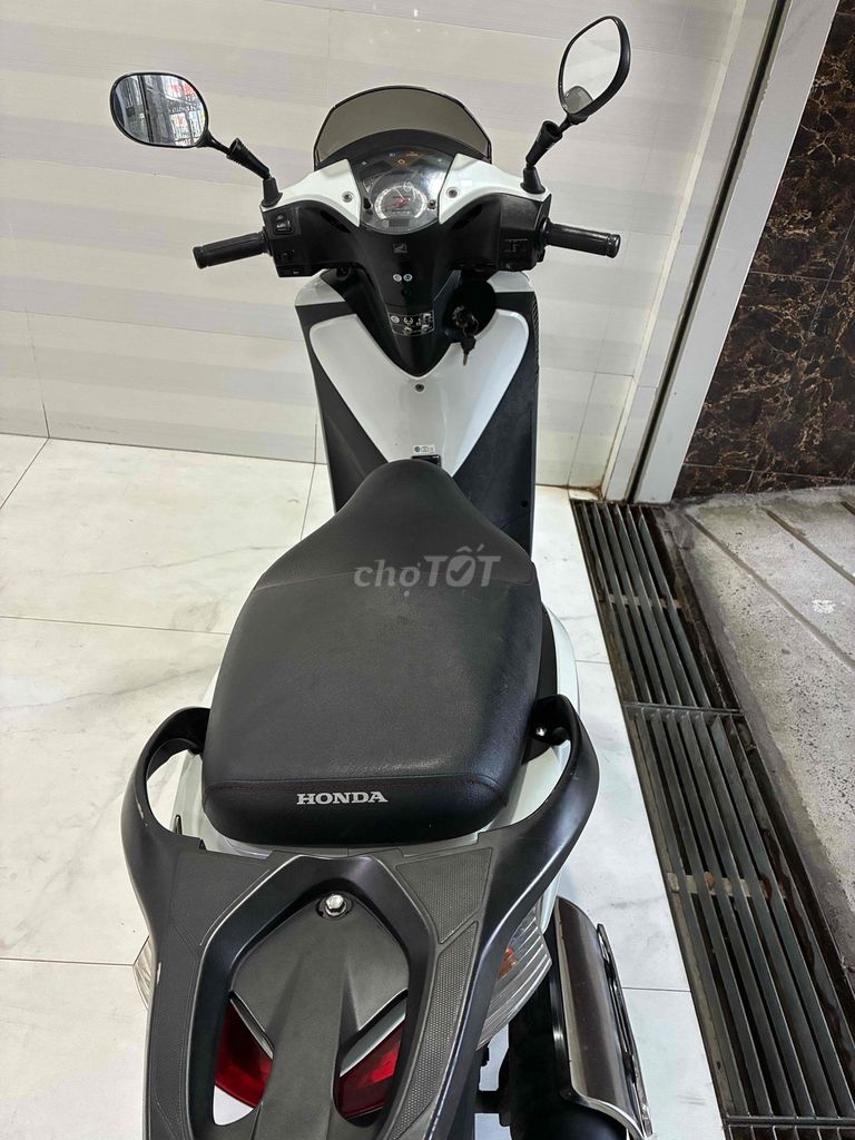 Продажа от собственника: белая Honda SH 150i (Италия, номера Хошимина)