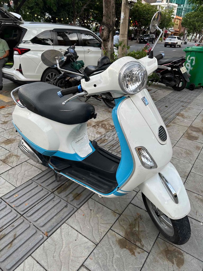 Piaggio Vespa LX 125 белый, синий