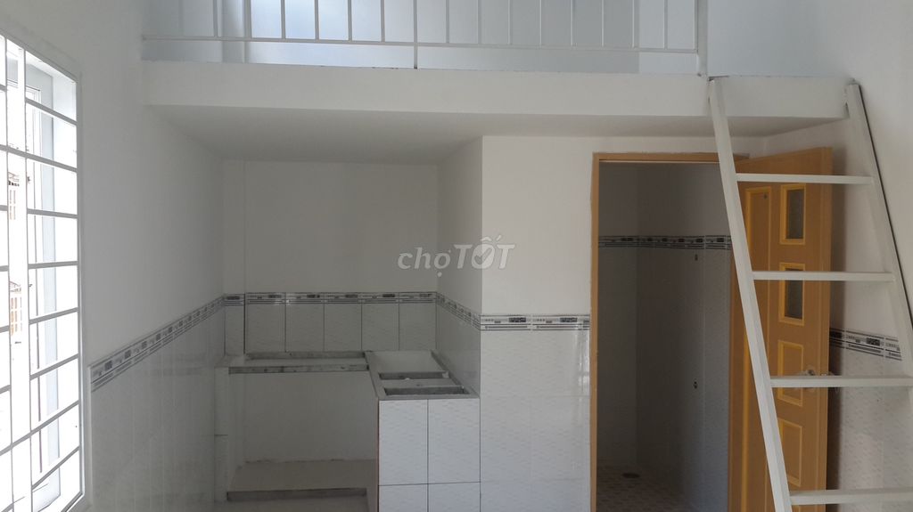 Фасадный дом шириной 6 м х 14 м, 3 этажа, 11 комнат, 40 т.р. в аренду CMT8 Q10