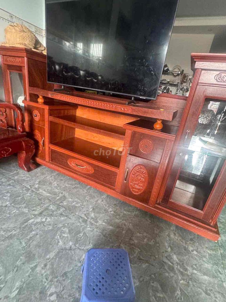 Kệ tủ tivi gỗ nâu đỏ. Mua bán Tủ, kệ gia đình tại Huyện Trảng Bom Đồng Nai được đăng bởi Ngọc Trang hình 1