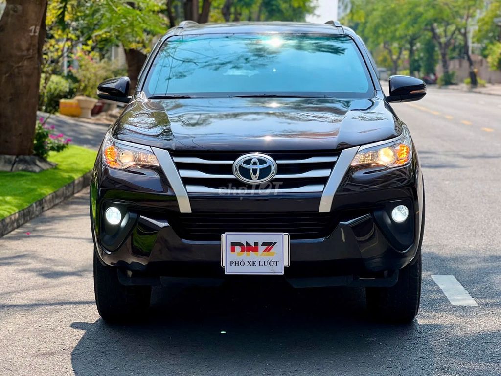 Toyota Fortuner 2019 цвет Рубин — коричневый салон