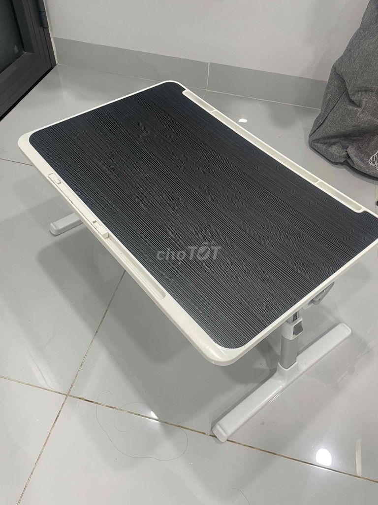 Bàn laptop nhựa gấp gọn. Mua bán Bàn ghế tại Quận Tân Phú Tp Hồ Chí Minh được đăng bởi Hoàng Mỹ hình 1