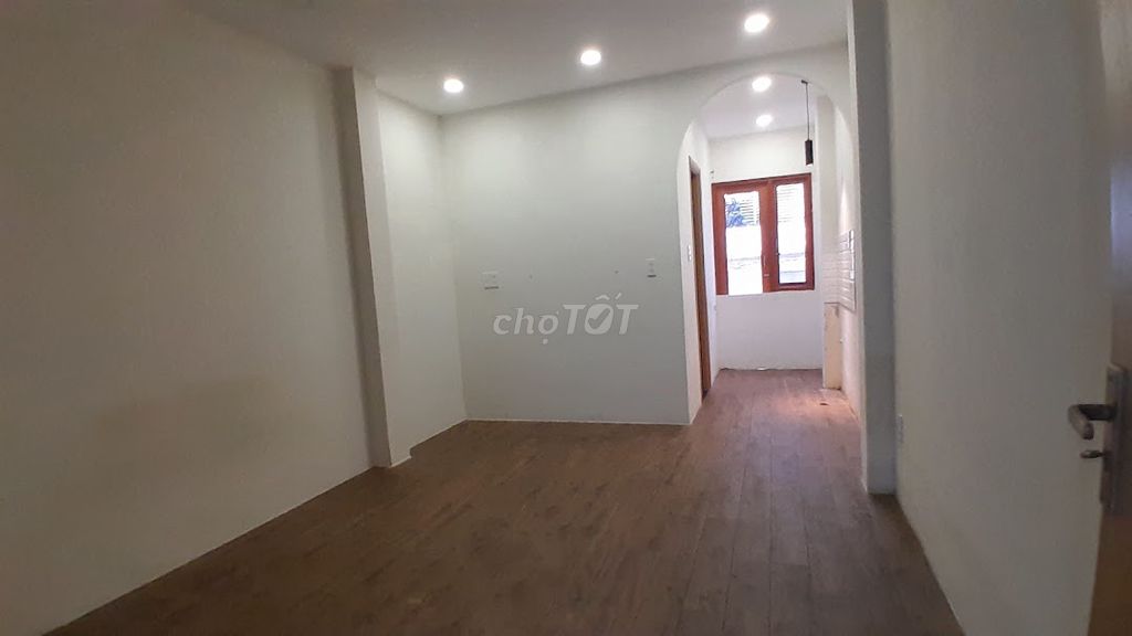 Красивый дом в 1-м районе, у зоопарка, 48 м², 4 спальни, 5 этажей