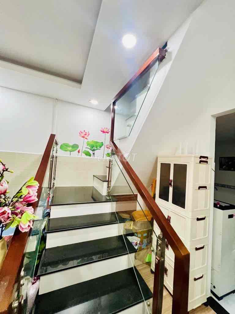 CHỈ 3,X TỶ CÓ NHÀ CỰC ĐẸP DTSD 100M2 NGAY NGÃ 4 THỦ ĐỨC - QUẬN 9