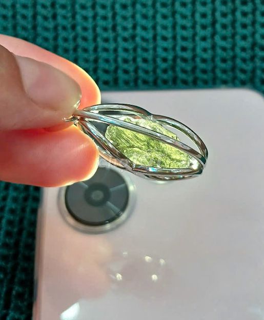 Mặt dây chuyền bọc viên đá quý Moldavite độc đẹp