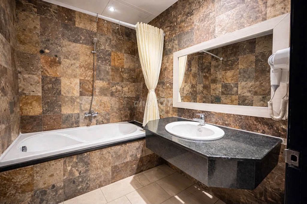 Room on Trần Hưng Đạo with laundry included — photo 3
