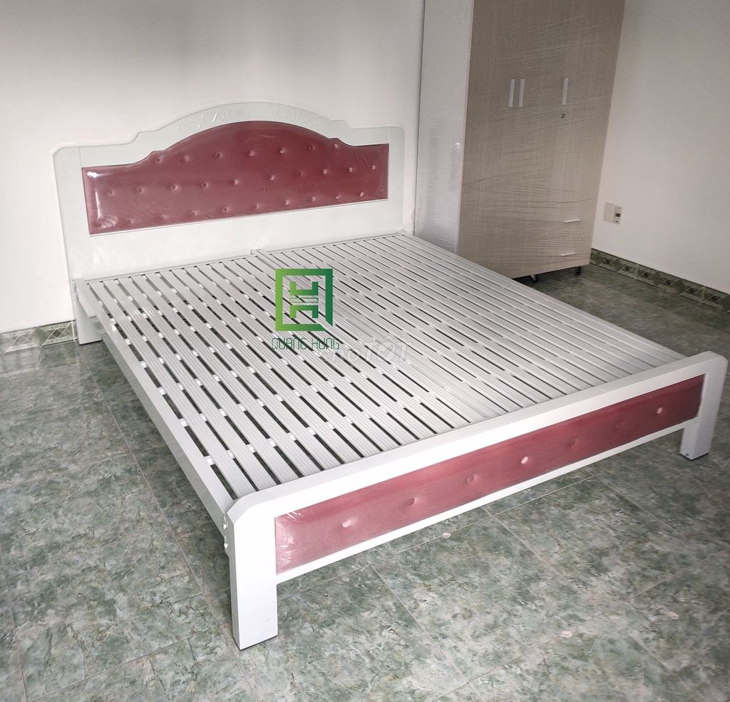 Giường sắt Quang Hùng 2m Trắng, Đỏ. Mua bán Giường, chăn ga gối nệm tại Quận 4 Tp Hồ Chí Minh được đăng bởi Nội Thất Quang Hùng TD hình 1