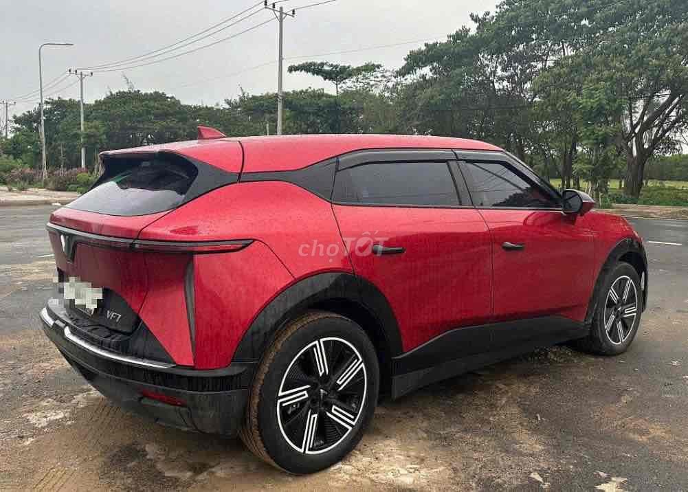 VinFast VF7 Eco 2026 Красный 13 200 км