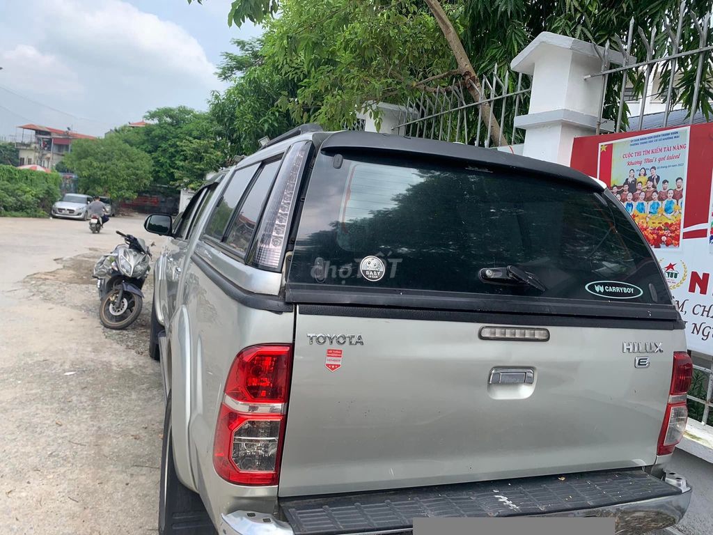 Toyota Hilux 2014 số sàn màu xám 1 cầu. Mua bán Ô tô tại Quận 12 Tp Hồ Chí Minh được đăng bởi Xuân Trường hình 3