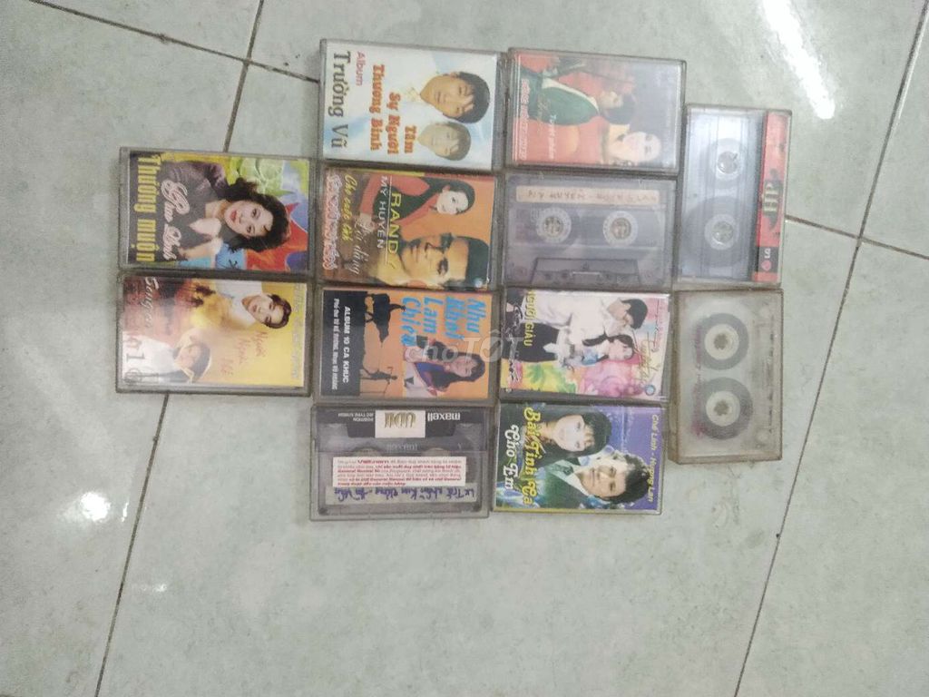 12 cuốn băng cassette