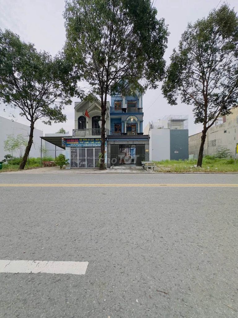 Bán nhà 1 trệt 2 lầu 4pn tại Phú Tân, Bình Dương