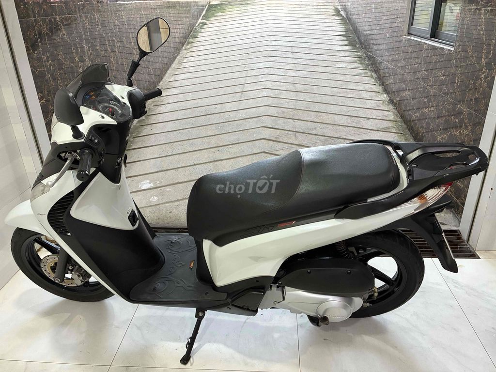Продажа от собственника: белая Honda SH 150i (Италия, номера Хошимина)
