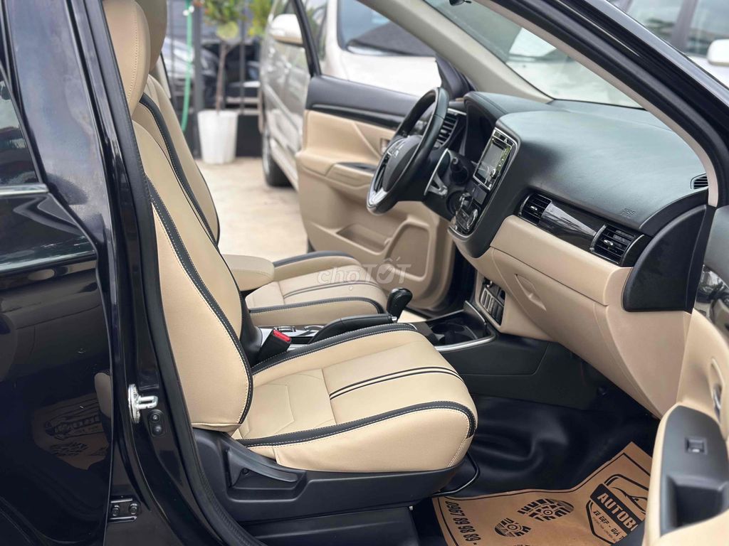 Mitsubishi Outlander 2018 2.0 Premium màu đen. Mua bán Ô tô tại Quận Long Biên Hà Nội được đăng bởi BON AUTO hình 10