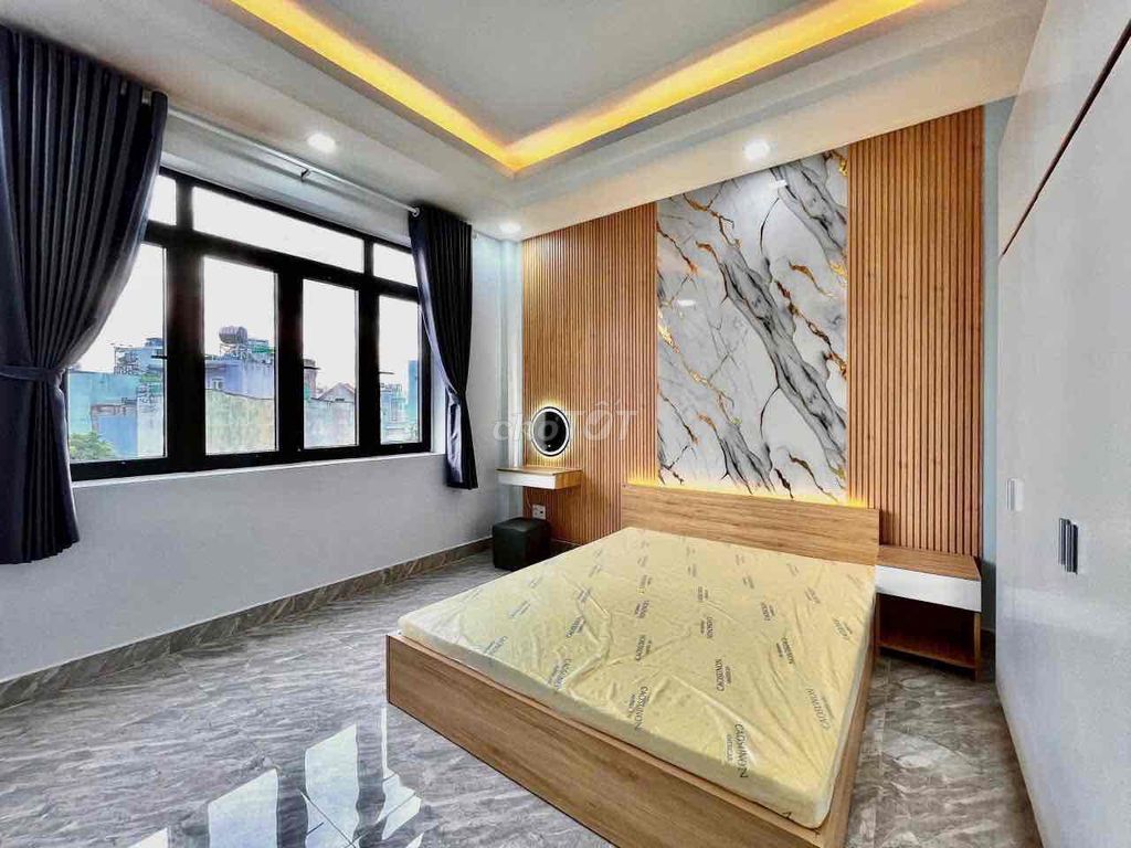 Thuê căn 1 phòng ngủ 45m2 cửa sổ trời to/ban công gần UEF,Hutech,VLU