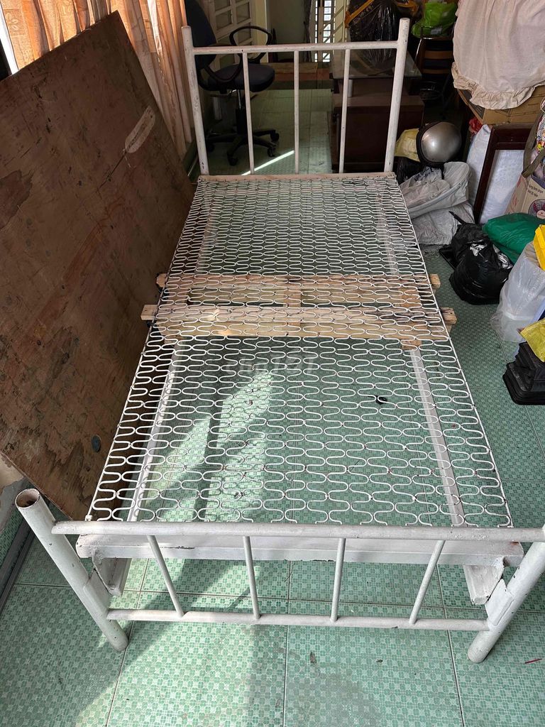 Giường sắt trắng 1m2 x 2m. Mua bán Giường, chăn ga gối nệm tại Thành phố Thủ Đức Tp Hồ Chí Minh được đăng bởi HƯNG hình 1
