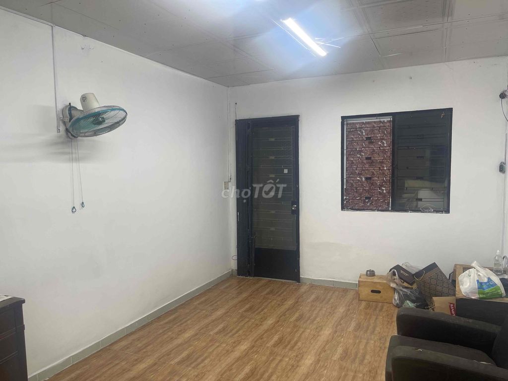 Phòng lớn trung tâm phú nhuận , lầu 1, mặt đường 5m