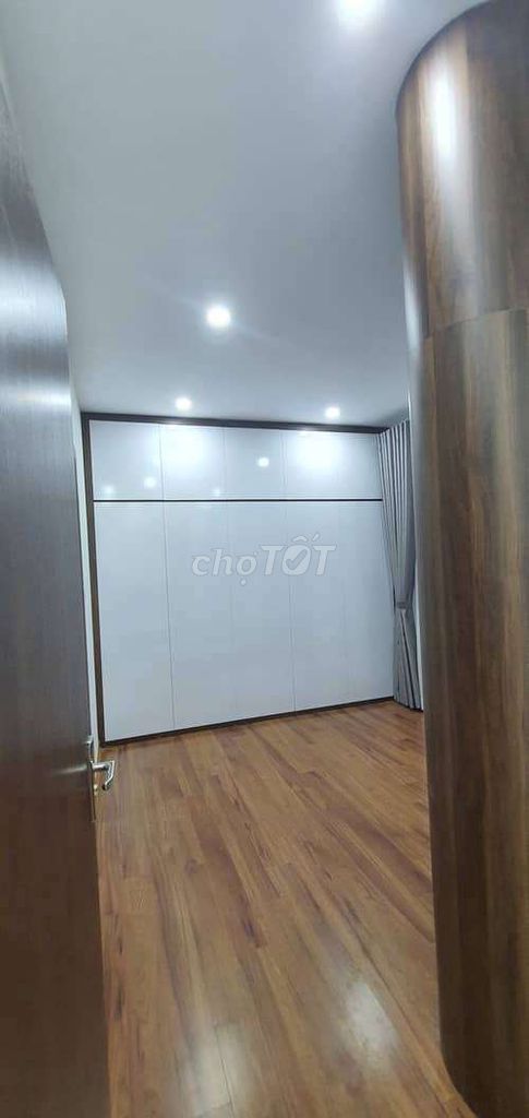 Chỉ 6,5 tỷ có nhà 5 tầng - 44m2 tại Bát Khối, ngõ rộng, thang máy.