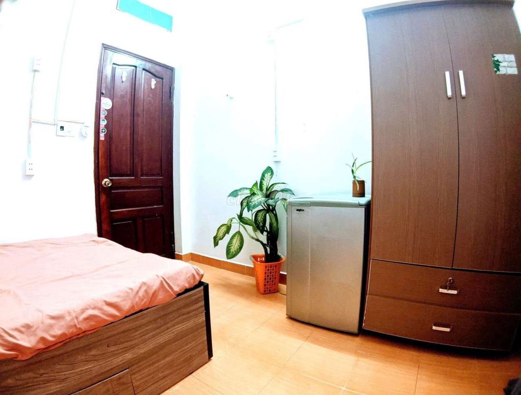 Комната с кухней, 20м², 2-й этаж, большое окно, полная мебель, рядом метро Ван Тхань