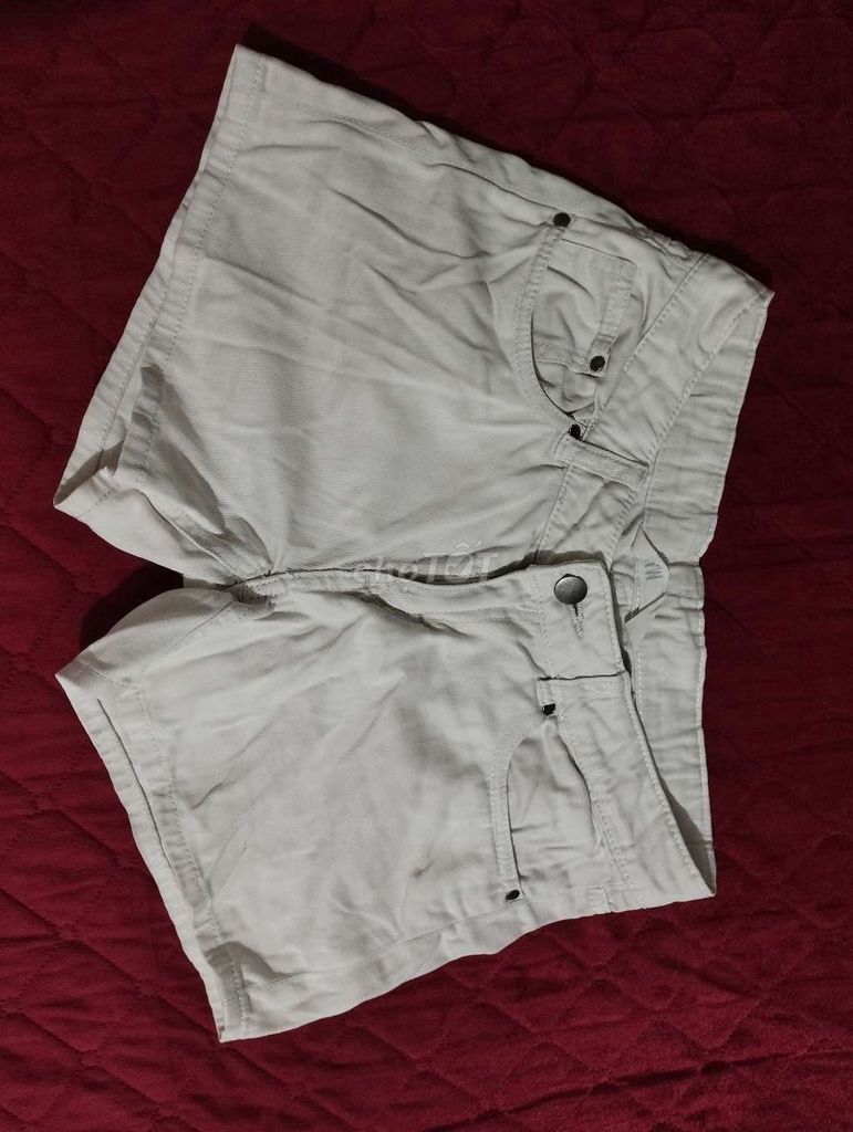 Quần short nữ H&M màu beige. Mua bán Quần áo tại Thị xã Quảng Yên Quảng Ninh được đăng bởi Khánh Linh hình 1