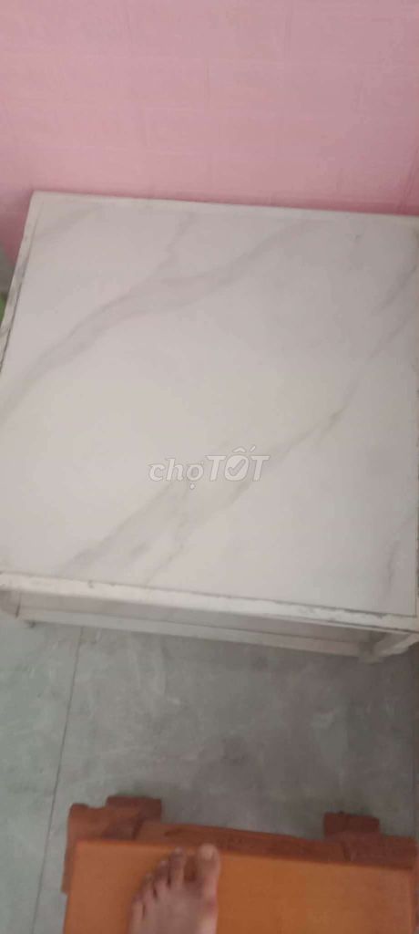 Bàn gạch bóng kính trắng 50cm 2 tầng. Mua bán Bàn ghế tại Huyện Cần Giuộc Long An được đăng bởi Shop Chi Chi  hình 1
