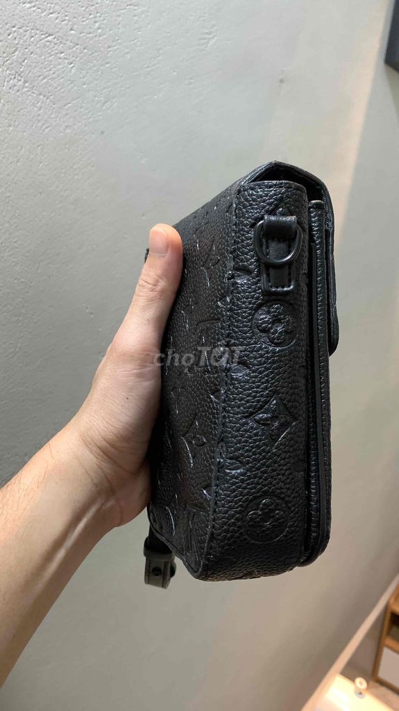 Túi đeo chéo LV Da Đen Unisex (Bún Bò). Mua bán Túi xách tại Quận Cái Răng Cần Thơ được đăng bởi Hoài Lê hình 1