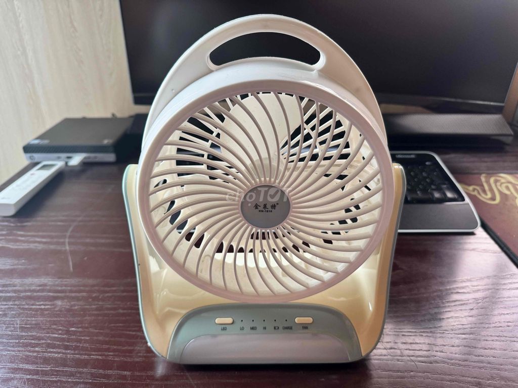 Quạt tích điện Nhựa 5000mah Trắng Vàng. Mua bán Quạt tại Quận Ninh Kiều Cần Thơ được đăng bởi Nguyễn Thị Thuỳ Nga hình 1