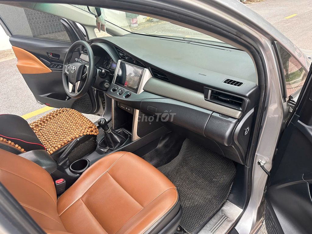 Toyota INNOVA 2.0E cuối 2017 số tay. Xe đẹp. Mua bán Ô tô tại Huyện Sóc Sơn Hà Nội được đăng bởi Salon Auto Đào Hằng hình 17