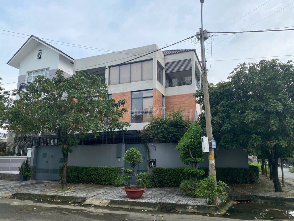 Аренда · 5 комн. · 285 м² · Quận 12, ул. Đường Hà Huy Giáp