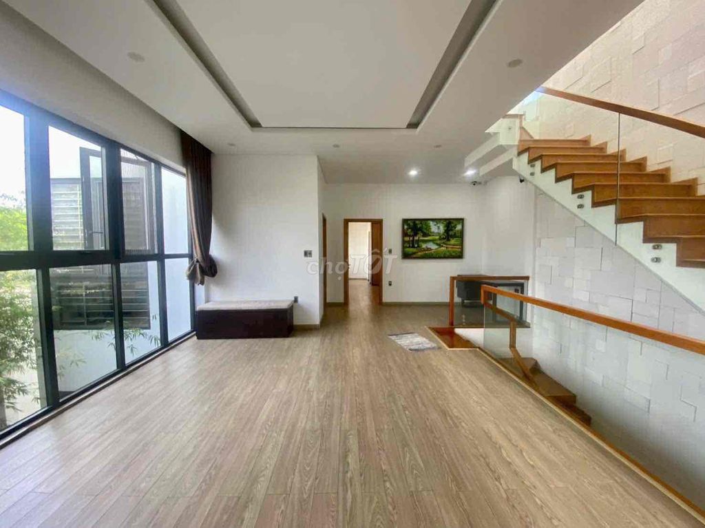 Modern 5-bedroom villa with gym and garden in Nam Việt Á — photo 6