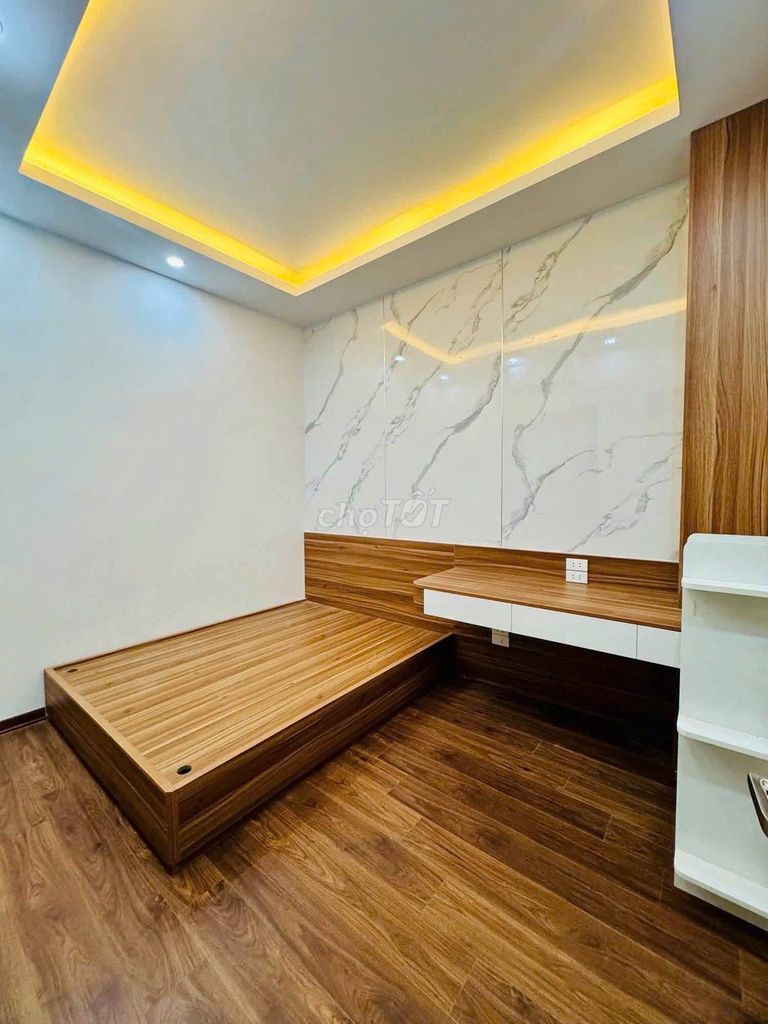 Дом в переулке Simco Pham Hung, 65 кв.м, 5 этажей, машина у входа