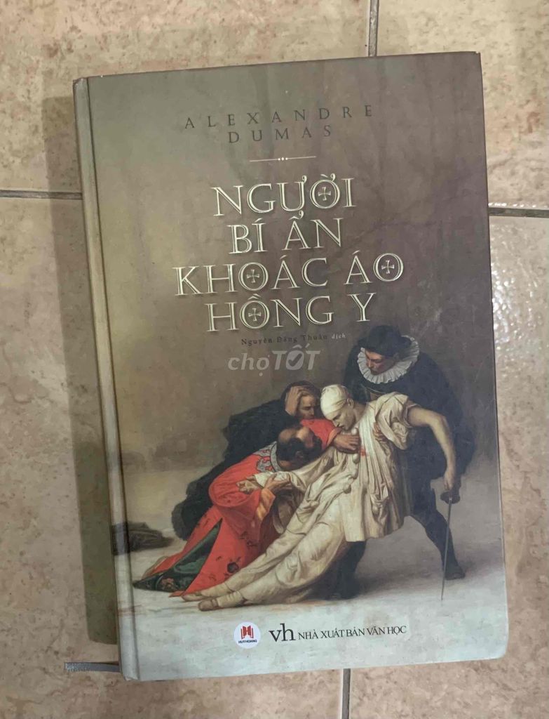 Tiểu thuyết Người bí ẩn khoác áo hồng y