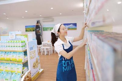 Nhân Viên Bán Hàng Tại Cửa Hàng TH Truemart