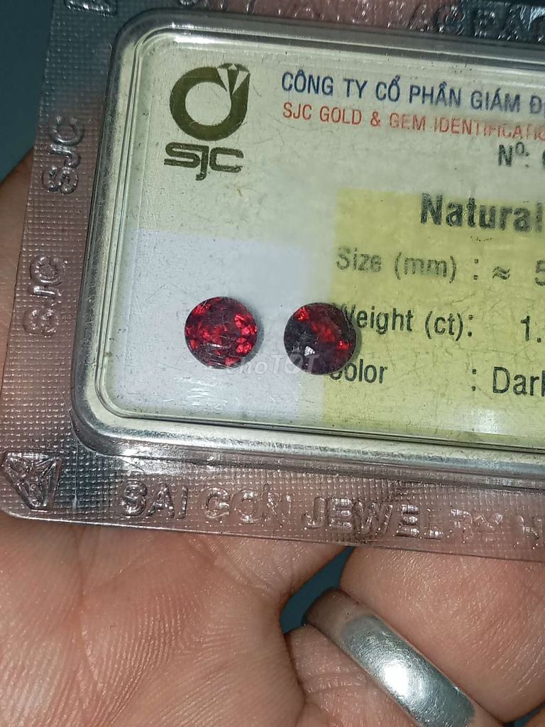 Garnet đỏ than