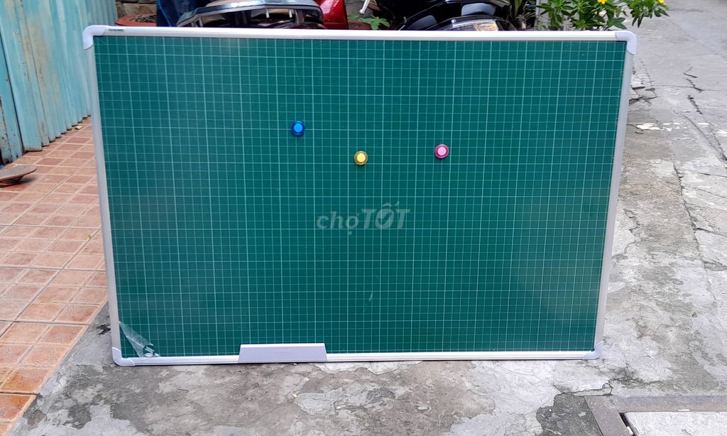 Bảng từ xanh kẻ oly 2x2cm. KT 80x120cm -Tặng phấn