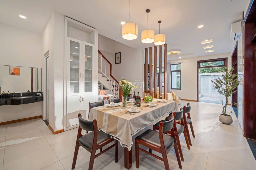 Rent · 5 bd · 300 м² · Quận Ngũ Hành Sơn, ул. Đường Anh Thơ