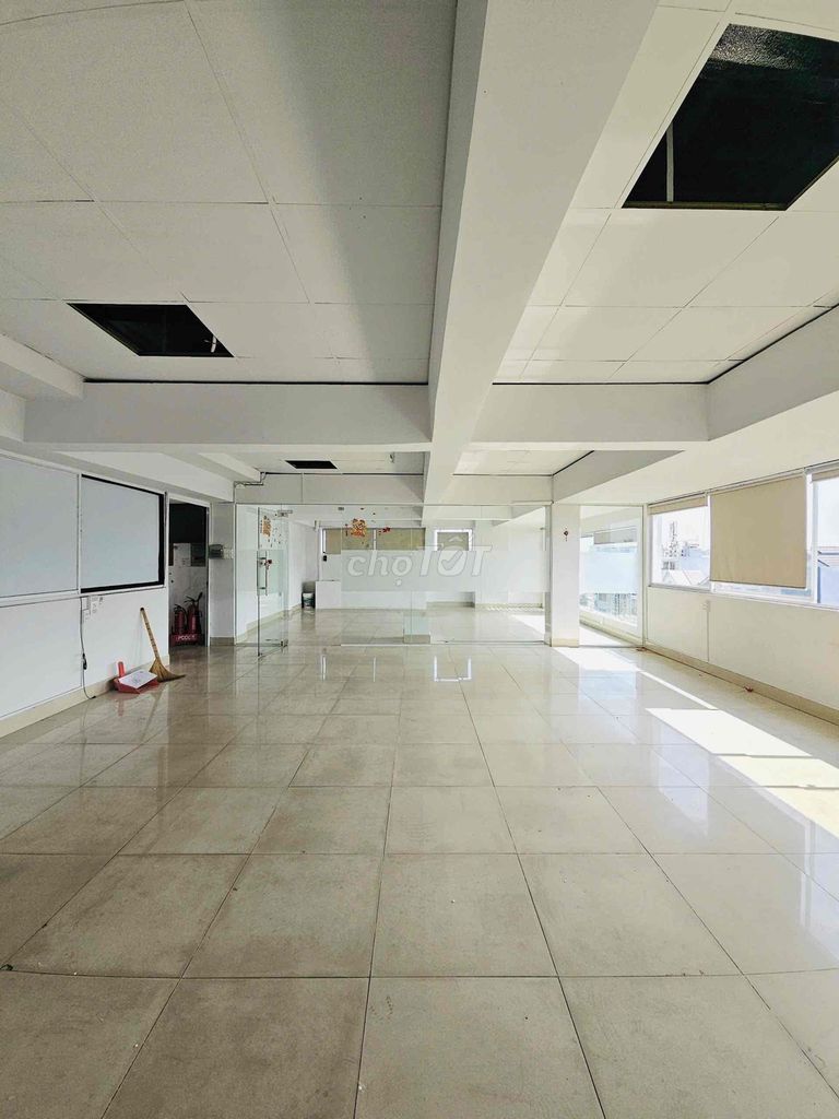 Cho thuê mặt bằng sân thượng, mặt tiền đường ngay Văn Lang