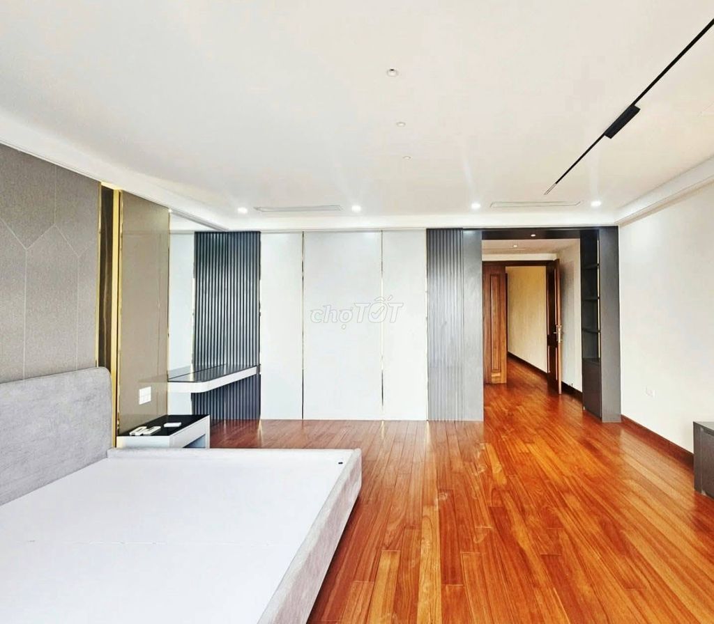 Bán nhà 4 tầng lô góc 50m2 gần KCN Quang Minh - Mê Linh Plaza
