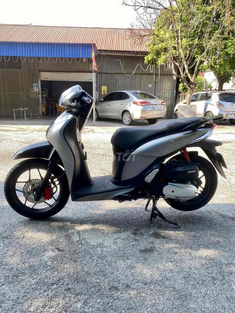 Honda SH Mode серебристо-черный скутер