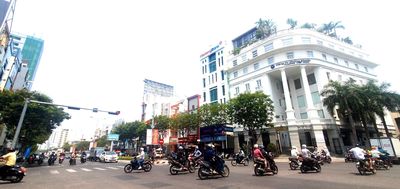 Tòa nhà 8 tầng nổi đường Nguyễn Văn Linh