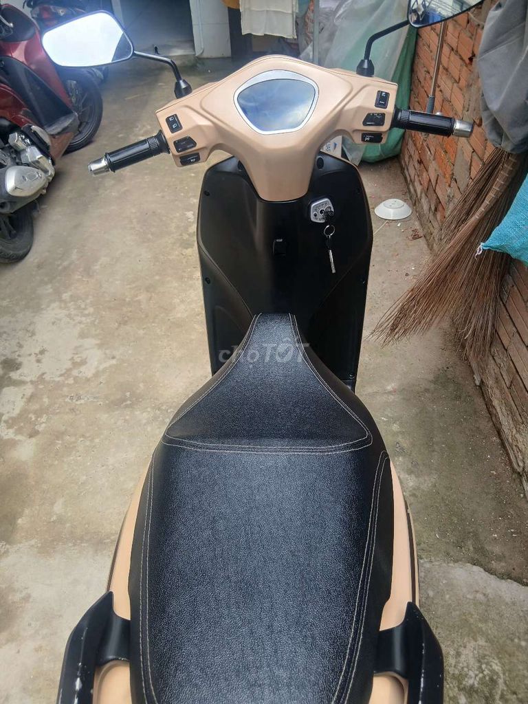 Xe máy điện VinFast Feliz 2026 Vàng cát 8000 km