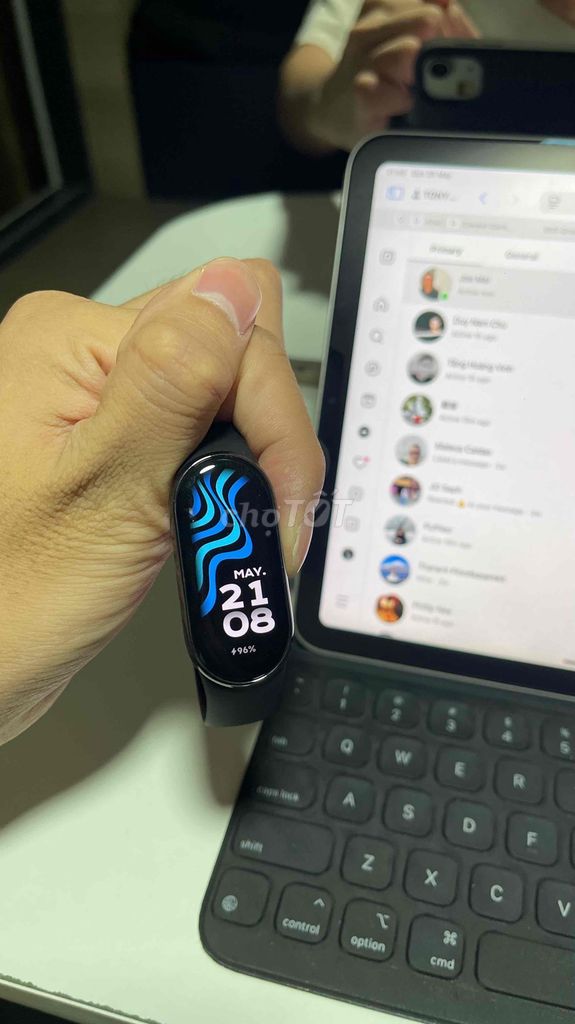Miband 8 còn mới, có một vết xước nhẹ