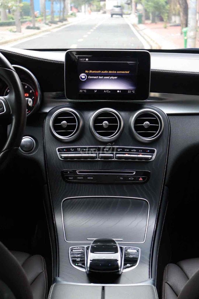 Mercedes Benz GLC 300 4matic model 2017 1 chủ. Mua bán Ô tô tại Quận 8 Tp Hồ Chí Minh được đăng bởi Khoa nguyễn hình 12