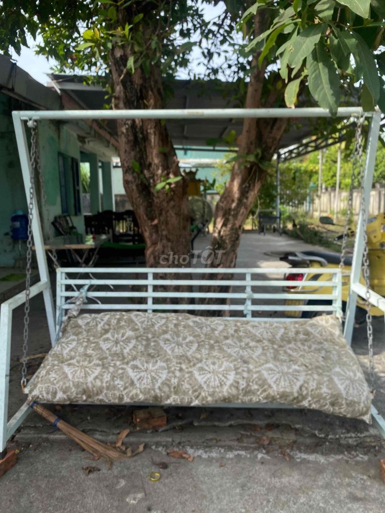 Xích đu Kim loại Trắng 2.2m 1.7m 0.8m. Mua bán Bàn ghế tại Thị xã Điện Bàn Quảng Nam được đăng bởi Tượng Đá hình 1